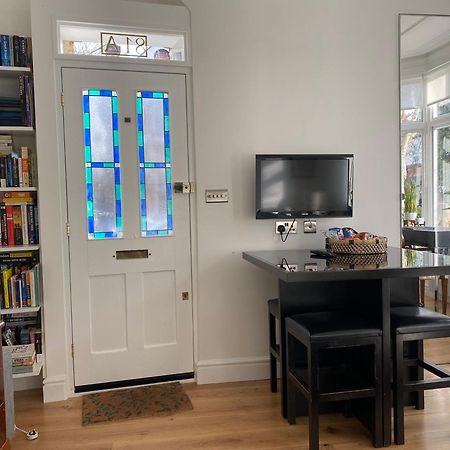 Interior Designed Flat Near Kew Botanical Gardens Apartment London Bagian luar foto