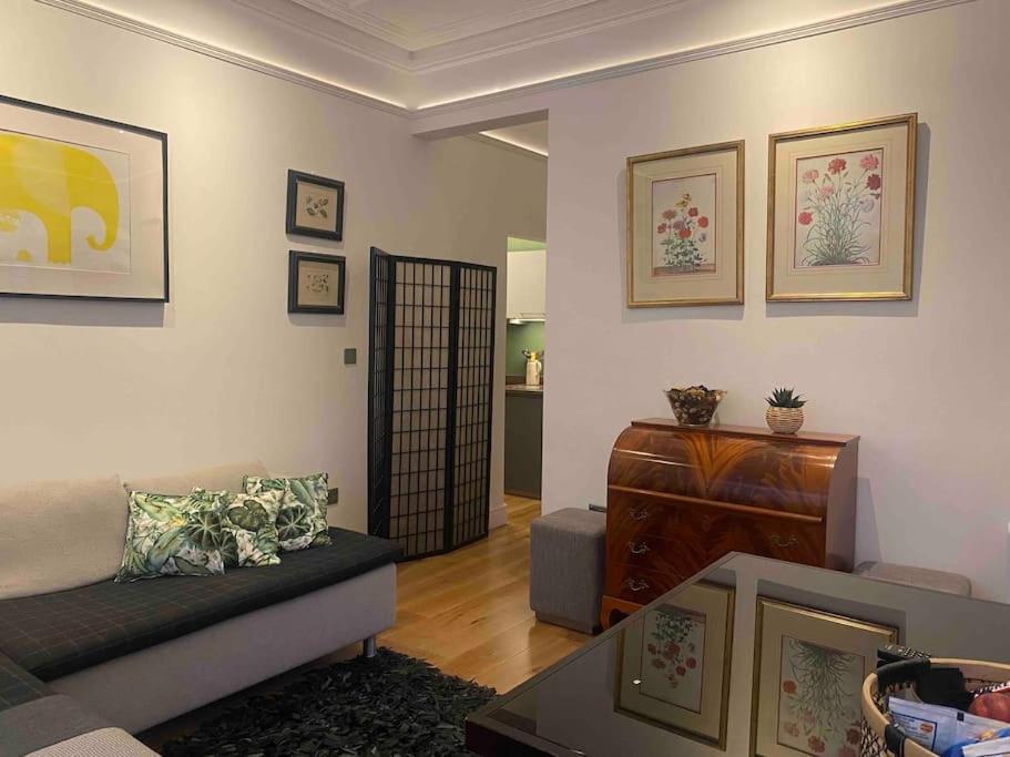 Interior Designed Flat Near Kew Botanical Gardens Apartment London Bagian luar foto