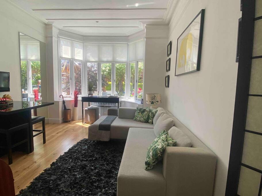 Interior Designed Flat Near Kew Botanical Gardens Apartment London Bagian luar foto